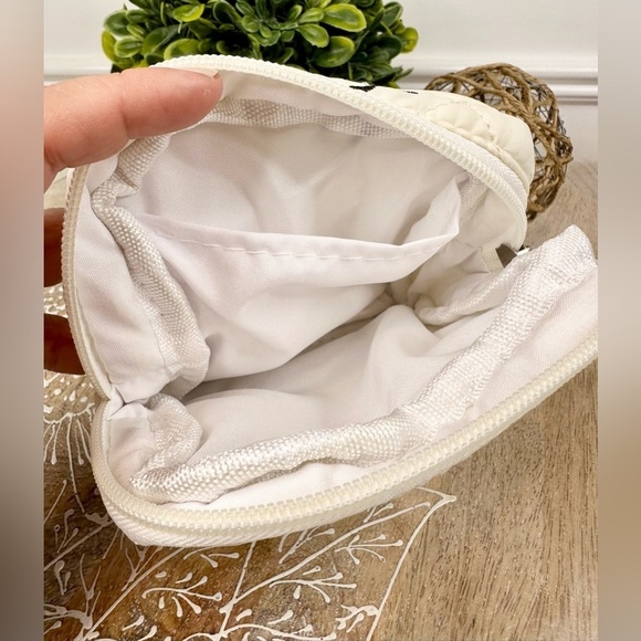 Cute Quilted Cosmetic Bag, Toiletry Bag with Bows - Picture 9 of 9